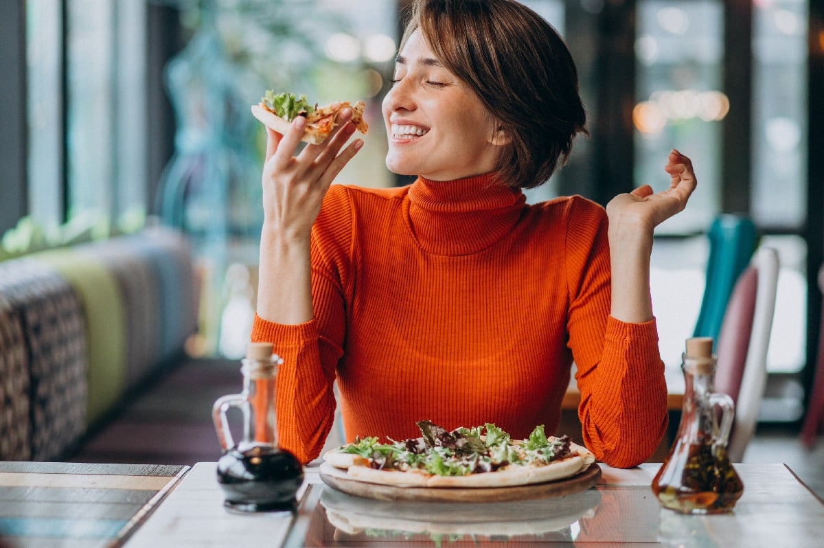 mujer comiendo una ensalada