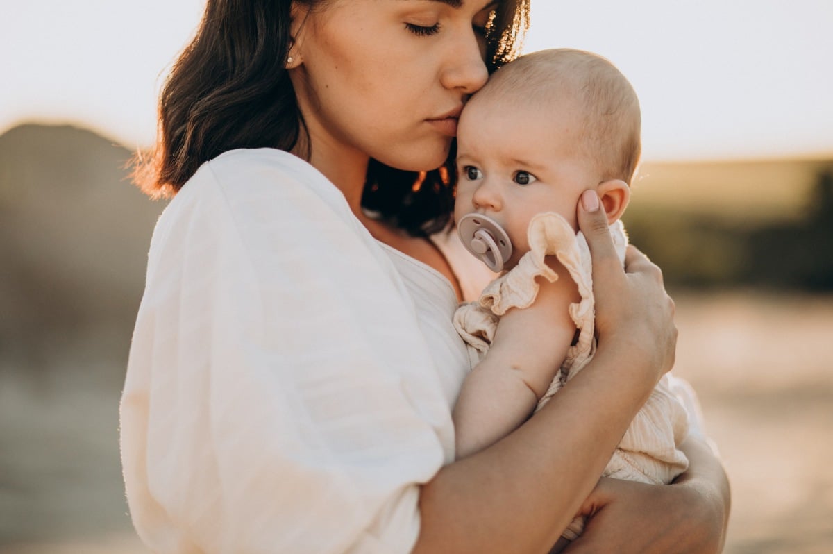 mujer con un bebe en brazos