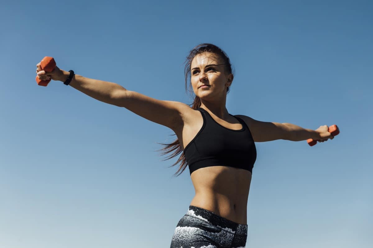 mujer haciendo deporte al aire libre